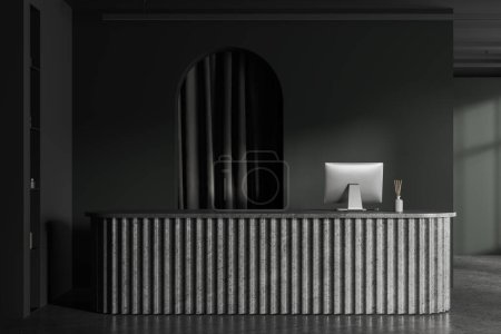 Foto de Oficina negra escritorio de recepción de piedra interior con ordenador PC y decoración. Pared de arco con cortina, registro o check-in en el salón o barbería. Renderizado 3D - Imagen libre de derechos