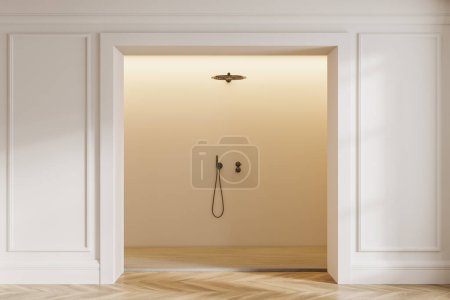 Téléchargez les photos : Hôtel blanc salle de bain classique intérieur avec douche et éclairage jaune, plancher de bois franc et cloison murale de moulage. Espace de baignade confortable dans le studio. rendu 3D - en image libre de droit