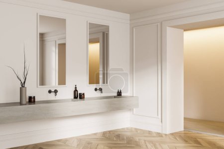 Foto de Interior tradicional del baño del hotel blanco con doble lavabo montado en la pared, vista lateral dos espejos y accesorios de baño. Diseño de moldeo y piso de madera dura. Renderizado 3D - Imagen libre de derechos
