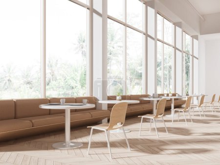 Foto de Interior de cafetería minimalista con sillas y mesas en fila, piso de madera. Cafetería blanca acogedora con sofá a lo largo de la ventana panorámica en los trópicos. Renderizado 3D - Imagen libre de derechos