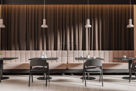 Foto de Interior de la elegante cafetería con cortinas marrones, suelo de piedra, cómodos sofás beige de pie cerca de mesas cuadradas con sillas grises. renderizado 3d - Imagen libre de derechos