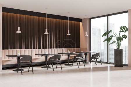 Foto de Beige acogedor interior de la cafetería con sillas y mesa negra en fila, piso de hormigón ligero. Sofá a lo largo de la pared, cortinas de vista lateral y ventana panorámica de los rascacielos de Singapur. Renderizado 3D - Imagen libre de derechos