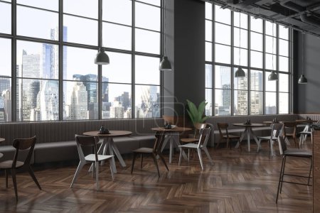 Foto de Interior café oscuro con sillas y mesa redonda en fila, vista lateral piso de madera dura. Elegante café comedor esquina con sofá a lo largo de la ventana panorámica de los rascacielos de Nueva York. Renderizado 3D - Imagen libre de derechos