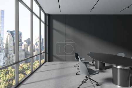 Foto de Interior de la elegante sala de reuniones con paredes grises, suelo de hormigón, mesa de conferencias larga y negra con sillas grises y ventana panorámica con paisaje urbano. renderizado 3d - Imagen libre de derechos