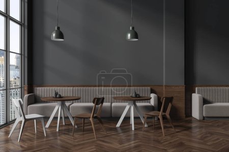 Foto de Interior de cafetería oscura con sillas de madera y mesa en fila, piso de madera dura. Elegante espacio para comer cafetería con sofá cerca de la ventana panorámica de los rascacielos. Renderizado 3D - Imagen libre de derechos