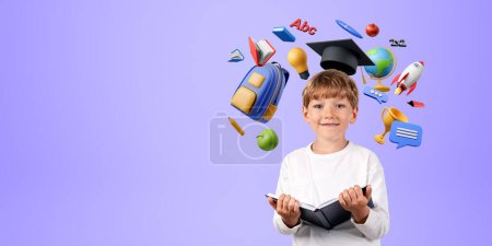 Foto de Retrato de un estudiante de escuela primaria sonriente sosteniendo un libro de texto y de pie sobre un fondo púrpura con iconos de la escuela encima de él. Concepto de educación y aprendizaje. De vuelta a la escuela. Copiar espacio - Imagen libre de derechos