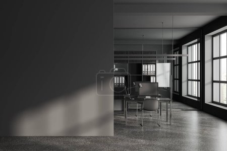 Foto de Interior de elegante oficina de espacio abierto con paredes grises, suelo de hormigón, mesas de ordenador compactas con sillas y librería de madera oscura. Mock up pared a la izquierda. renderizado 3d - Imagen libre de derechos