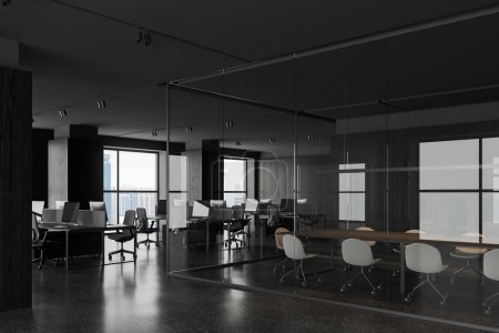 Téléchargez les photos : Intérieur sombre du bureau d'affaires avec salle de coworking et de conférence en verre, ordinateurs PC avec vue latérale sur le bureau et fauteuils en rangée. Fenêtre panoramique sur les gratte-ciel. rendu 3D - en image libre de droit
