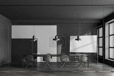 Téléchargez les photos : Intérieur sombre de la salle de réunion avec chaises et table en bois derrière une cloison en verre, sol en béton gris. Mockup tableau blanc stand et fenêtre panoramique. rendu 3D - en image libre de droit