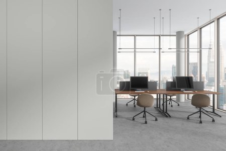 Téléchargez les photos : Intérieur de bureau blanc avec fauteuils et table avec ordinateur PC, espace de coworking avec fenêtre panoramique sur les gratte-ciel Kuala Lumpur. Cloison de mur d'espace de copie vide. rendu 3D - en image libre de droit