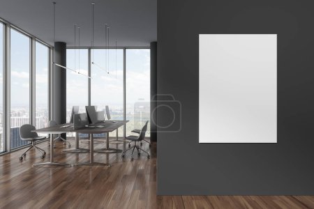 Foto de Interior coworking oscuro con sillones, escritorio con ordenador PC en suelo de madera. Ventana panorámica de los rascacielos de Nueva York. Simular cartel de lona en la partición. Renderizado 3D - Imagen libre de derechos
