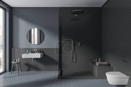Téléchargez les photos : Salle de bain intérieure bleue et grise avec lavabo et douche, toilettes suspendues au mur et fenêtre panoramique sur les gratte-ciel. Bouteilles de bain avec serviette, accessoires. rendu 3D - en image libre de droit