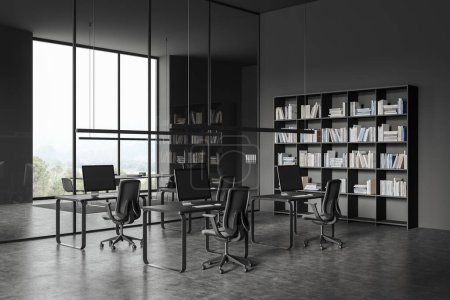 Foto de Interior de la elegante oficina de espacio abierto con paredes grises, suelo de hormigón, mesas de ordenador compactas con sillas grises y sala de reuniones detrás de la pared de vidrio. renderizado 3d - Imagen libre de derechos