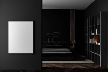 Foto de Vista frontal en el interior del dormitorio oscuro con cama, póster blanco vacío, estantería, suelo de madera de roble. Concepto de diseño minimalista. Espacio para el frío y la relajación. Prepárate. renderizado 3d - Imagen libre de derechos