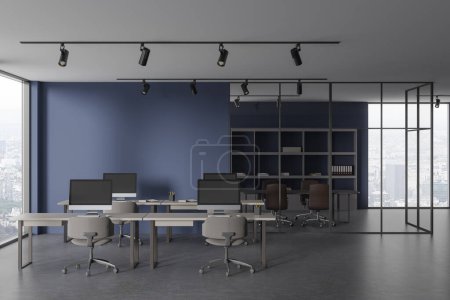 Téléchargez les photos : Intérieur d'un élégant bureau à aire ouverte avec murs bleus, sol en béton, rangées de tables informatiques avec chaises grises et salle de réunion murale en verre en arrière-plan. Rendu 3d - en image libre de droit