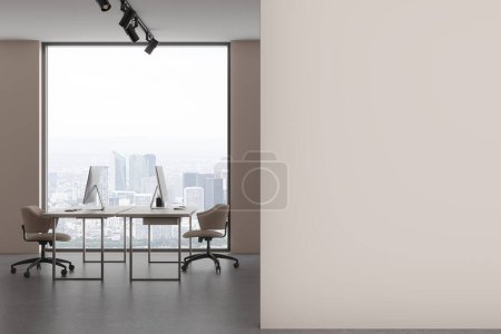 Téléchargez les photos : Intérieur d'affaires confortable avec fauteuils et ordinateur PC sur le bureau, fenêtre panoramique sur les gratte-ciel de Paris. Espace de travail de bureau minimaliste et mock up cloison murale vide. rendu 3D - en image libre de droit