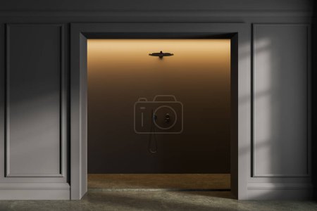 Téléchargez les photos : Intérieur de salle de bain sombre avec douche minimaliste et éclairage jaune, sol en béton vert. Espace de baignade traditionnel avec conception de moulage. rendu 3D - en image libre de droit