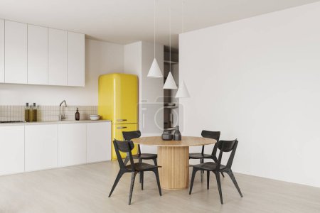 Téléchargez les photos : Confortable intérieur de la maison cuisine avec table à manger et chaises, vue latérale sol en béton léger. Coin cuisine avec armoire et réfrigérateur jaune. Maquette de mur d'espace de copie. rendu 3D - en image libre de droit
