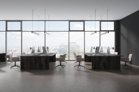 Téléchargez les photos : Élégant intérieur de bureau avec ordinateurs PC sur bureau, salle de coworking avec fauteuils en rangée sur sol en béton gris. Fenêtre panoramique sur les gratte-ciel de New York. rendu 3D - en image libre de droit
