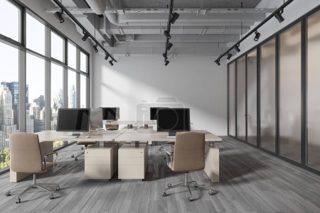 Foto de Interior de coworking blanco con sillones de oficina en fila, piso de madera gris. Sala de negocios de vidrio cerrado con monitores de PC. Vista panorámica de la ciudad de Nueva York. Renderizado 3D - Imagen libre de derechos