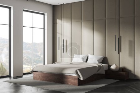 Foto de Interior del dormitorio del hotel beige con cama y mesita de noche con decoración, alfombra vista lateral en piso de madera gris. Esquina para dormir con ventana panorámica al campo. Renderizado 3D - Imagen libre de derechos
