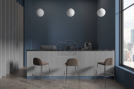 Téléchargez les photos : Intérieur du café élégant avec des murs en bois bleu et blanc, sol en béton et comptoir de bar en bois blanc confortable avec des tabourets marron. Rendu 3d - en image libre de droit