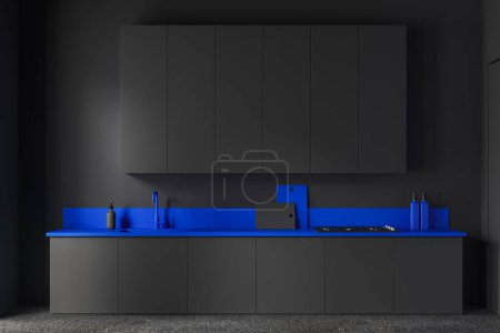 Téléchargez les photos : Intérieur de la cuisine Stylsih avec murs gris, sol en béton, armoires confortables bleu vif et gris avec évier intégré et cuisinière et armoires grises. Rendu 3d - en image libre de droit