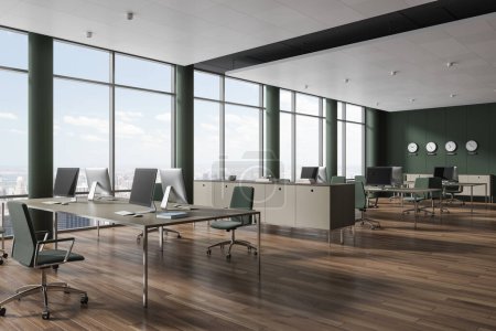 Foto de Interior de elegante oficina de espacio abierto con paredes verdes, suelo de madera, fila de escritorios de ordenador beige con sillas verdes y relojes que muestran la hora mundial. renderizado 3d - Imagen libre de derechos