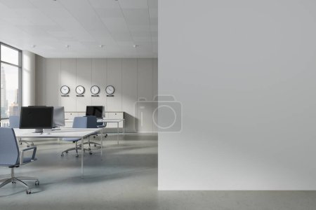 Foto de Interior de la oficina blanca con sillas azules y ordenadores PC en fila, simulan espacio de copia partición de la pared. Sala de coworking con aparador, reloj mundial y ventana panorámica en Kuala Lumpur. Renderizado 3D - Imagen libre de derechos
