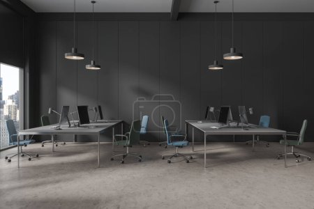 Téléchargez les photos : Intérieur de bureau sombre avec fauteuils et ordinateurs PC sur table partagée, sol en béton gris. Élégant grenier de coworking et fenêtre panoramique sur les gratte-ciel de New York. rendu 3D - en image libre de droit