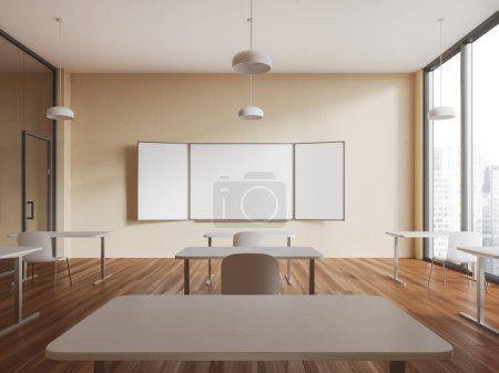 Téléchargez les photos : Intérieur de la salle d'école beige et en bois avec bureau et chaise en rangée, maquette d'espace de copie tableau blanc. Salle d'entraînement minimaliste avec fenêtre panoramique sur les gratte-ciel. rendu 3D - en image libre de droit