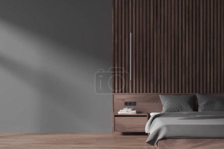 Téléchargez les photos : Chambre maison sombre lit intérieur avec linge gris, plancher de bois franc. Chambre confortable avec mobilier minimaliste et table de nuit. Moquez l'espace de copie mur vide. rendu 3D - en image libre de droit