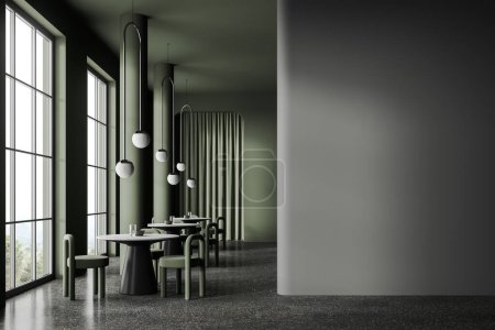 Foto de Interior de restaurante verde y gris con sillas y mesa en fila, suelo de hormigón. Café comer espacio con simulacro de espacio de copia partición de la pared. Ventana panorámica en el campo. Renderizado 3D - Imagen libre de derechos