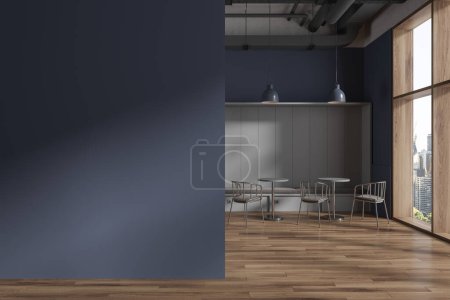 Téléchargez les photos : Intérieur du café élégant avec des murs bleus, plancher en bois, tables rondes compactes avec des chaises et des canapés gris confortables, mur d'espace de copie sur la gauche. Rendu 3d - en image libre de droit
