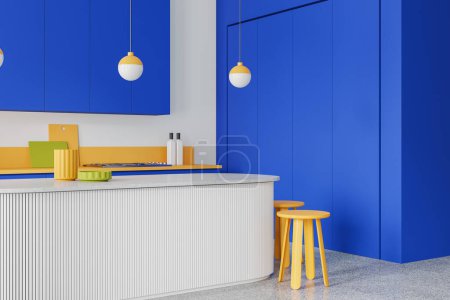 Téléchargez les photos : Intérieur coloré de la cuisine de l'hôtel avec îlot de bar blanc, vue latérale tabouret jaune sur sol en béton clair. Coin cuisine et salle à manger avec ustensiles de cuisine et étagères bleues avec cuisinière. rendu 3D - en image libre de droit