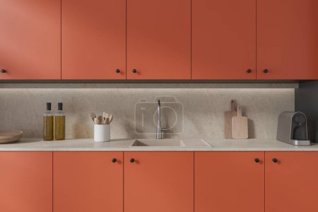 Téléchargez les photos : Intérieur de cuisine moderne avec murs blancs, armoires orange confortables avec évier intégré et placards orange confortables suspendus au-dessus d'eux. Rendu 3d - en image libre de droit
