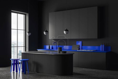 Foto de Interior de la cocina del hogar negro y azul con barra de bar, vista lateral dos taburetes cerca de ventana panorámica en Kuala Lumpur. Rincón de cocina con armario y utensilios de cocina. Renderizado 3D - Imagen libre de derechos