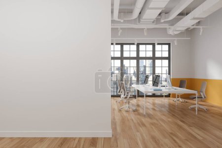 Foto de Coworking interior con sillones y escritorio compartido con ordenadores PC, piso de madera. Ventana panorámica de los rascacielos de Nueva York. Simular partición de pared de espacio de copia blanca. Renderizado 3D - Imagen libre de derechos