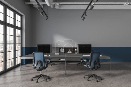 Téléchargez les photos : Espace de travail gris et bleu intérieur avec moniteurs PC sur table partagée, buffet avec décoration. Bureau moderne avec fenêtre panoramique sur Kuala Lumpur. rendu 3D - en image libre de droit