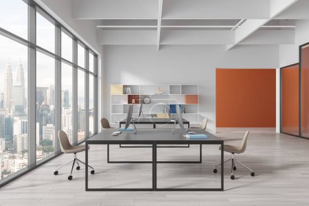 Téléchargez les photos : Intérieur d'un élégant bureau ouvert avec des murs orange vif et blancs, sol en bois, grands bureaux d'ordinateur avec des chaises beiges et des étagères colorées. Rendu 3d - en image libre de droit