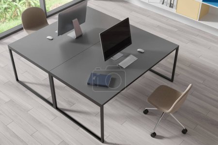 Téléchargez les photos : Vue de dessus de l'intérieur de bureau moderne avec plancher en bois et deux tables d'ordinateur grises avec des chaises beige debout près d'eux. Rendu 3d - en image libre de droit