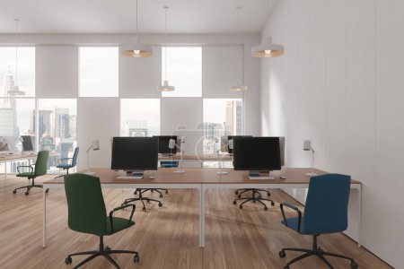 Foto de Interior de coworking blanco y madera con sillones y escritorio de pc en fila, piso de madera dura. Elegante zona de trabajo de oficina y ventana panorámica de los rascacielos Kuala Lumpur. Renderizado 3D - Imagen libre de derechos