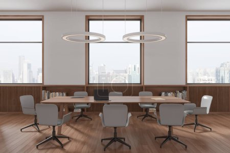 Foto de Interior de la moderna sala de reuniones con paredes blancas y de madera, suelo de madera, mesa de conferencias larga con sillas blancas, estanterías de madera y ventanas con paisaje urbano. renderizado 3d - Imagen libre de derechos
