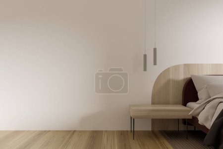 Foto de Cama interior del dormitorio del hotel blanco con sábanas de color beige, suelo de madera. Acogedora habitación relajante con muebles elegantes y mesita de noche de madera. Finge copiar espacio en blanco de la pared. Renderizado 3D - Imagen libre de derechos