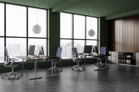 Foto de Verde interior de coworking con monitores de PC en escritorio compartido, aparador con carpetas. Vista de esquina del espacio de trabajo de la oficina con ventana panorámica de los rascacielos de París. Renderizado 3D - Imagen libre de derechos