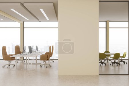 Téléchargez les photos : Intérieur du bureau moderne à aire ouverte avec murs jaunes, sol en béton, tables d'ordinateur blanches avec chaises beige et salle de réunion avec longue table de conférence et mur blanc entre eux. Rendu 3d - en image libre de droit
