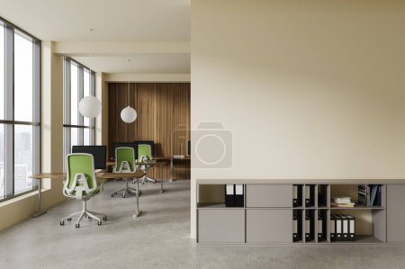 Téléchargez les photos : Intérieur du bureau moderne à aire ouverte avec des murs jaunes et en bois, sol en béton, rangée de bureaux d'ordinateur avec des chaises vertes et un mur d'espace de copie au-dessus de l'armoire grise avec des dossiers. Rendu 3d - en image libre de droit