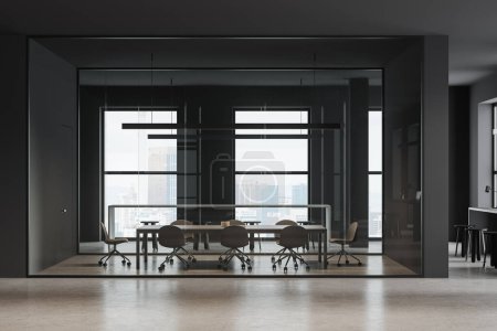 Foto de Interior oscuro para reuniones de negocios con sillas y tabla, puertas de vidrio y suelo de hormigón ligero. Sala de conferencias con ventana panorámica sobre los rascacielos Kuala Lumpur. Renderizado 3D - Imagen libre de derechos
