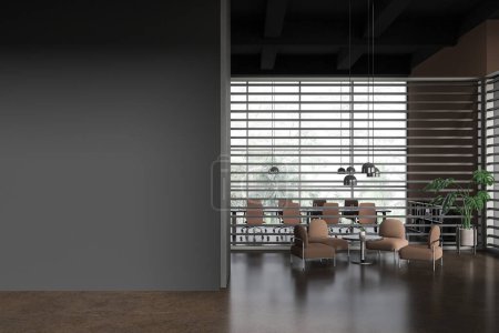 Foto de Interior de la sala de conferencias gris con zona de salón, tablero detrás de la partición y espacio de reunión con sillones y ventana panorámica en los trópicos. Simular partición de pared en blanco. Renderizado 3D - Imagen libre de derechos
