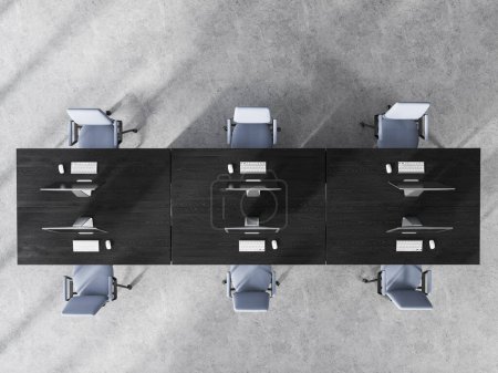 Téléchargez les photos : Vue de dessus du bureau élégant à aire ouverte avec plancher en béton et six tables d'ordinateur en bois sombre debout près de chaises brunes confortables. Rendu 3d - en image libre de droit